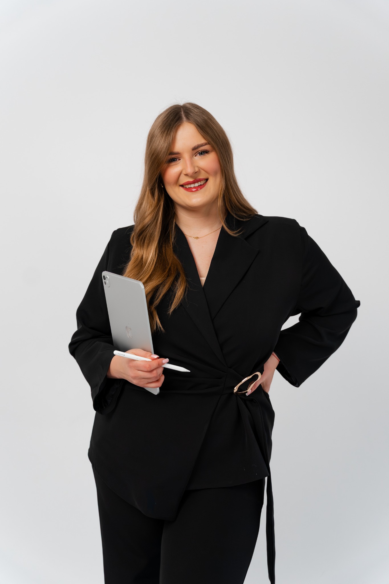 Angelika z tabletem podczas planowania materiałów